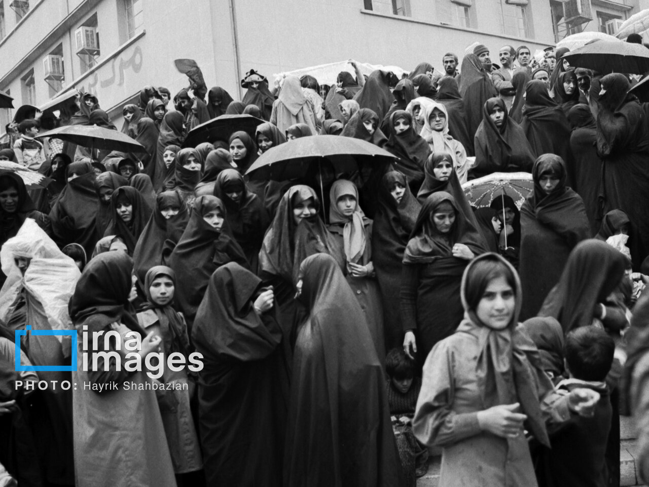 تصاویر کم‌تر دیده شده از تسخیر سفارت آمریکا/ اسناد محرمانه در خردکن‌ها/ شعار مرگ بر کارتر روی دیوار دفتر سفارت