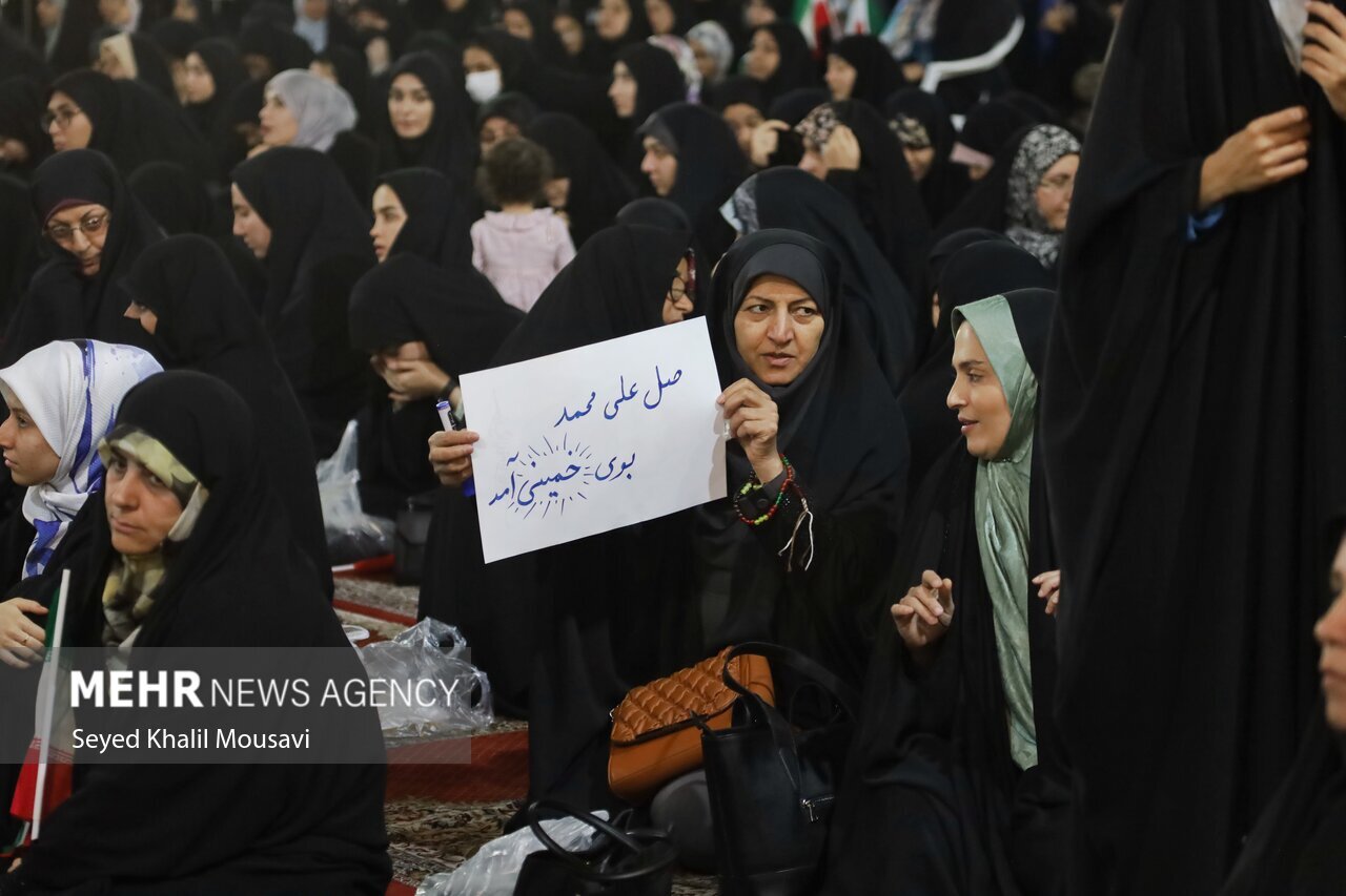 تصاویری از اجتماع «زنان مقاومت، دختران حاج قاسم» در اهواز/ دختر امام خمینی هم به همایش رفت