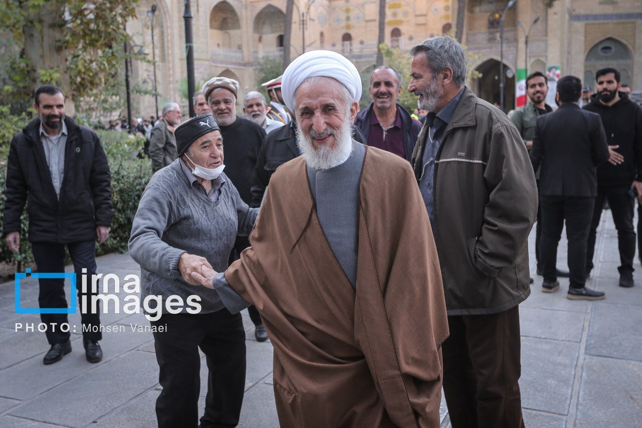 تصویری از دست دادن کاظم صدیقی با یکی از حاضران در مراسم شهدای مقاومت