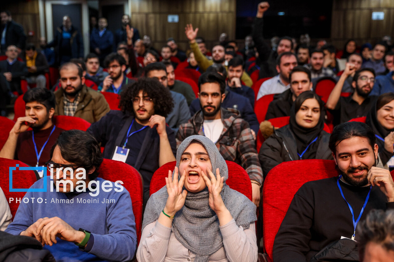 عکس هایی از شعار دادن دانشجویان در حضور رئیس جمهور /آقای دانشجو به پزشکیان نامه داد؟