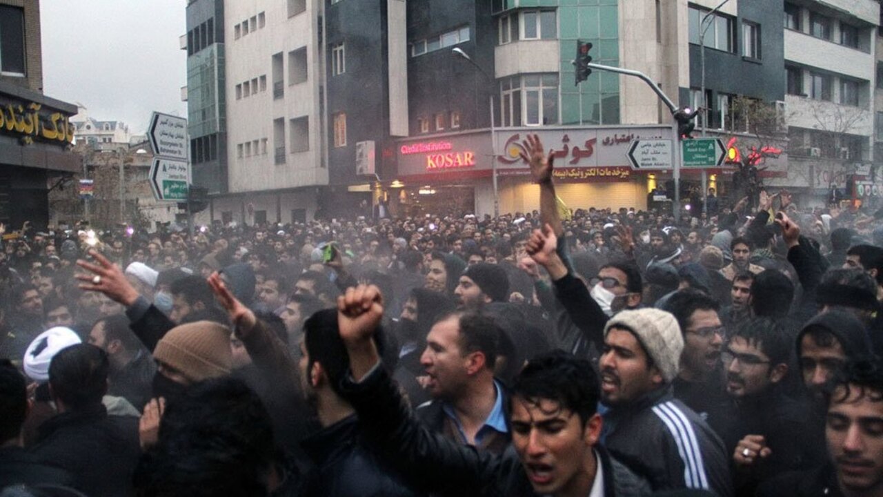 سوالات یک روزنامه؛ وقایع دی ۹۶ تکرار می شود؟/ خط و نشان برای تندروها افاقه می‌کند؟/ در دولت سیزدهم از کدام بحران عبور شد؟/ رشد 8 درصدی چرا محقق نشد؟