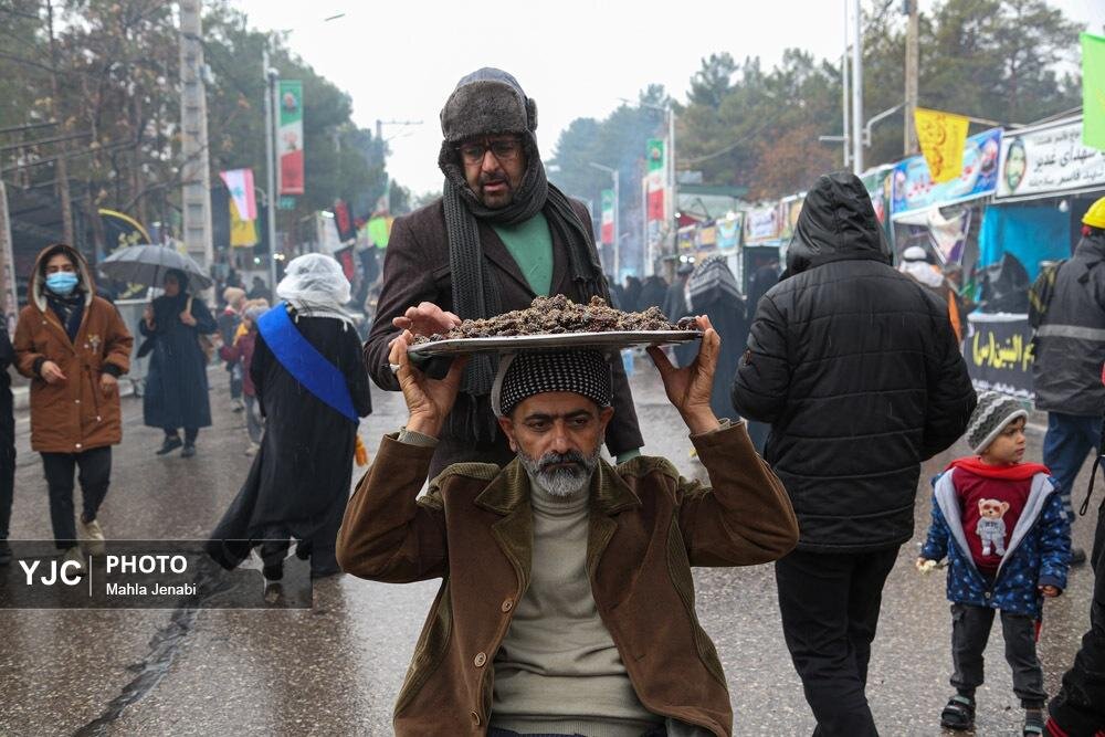 تصاویری از عکس یادگاری حاضران و خدمت رسانی موکب‌ها در مسیر منتهی به گلزار شهدای کرمان