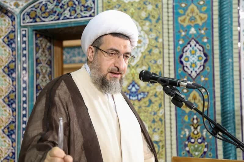 عصبانیت یک امام جمعه از مذاکره با آمریکا/ مردک هنوز سرکار نیامده برای دنیا خط و نشان می‌کشد/  ایران با موشک هایی که دارد از آمریکا بترسد؟