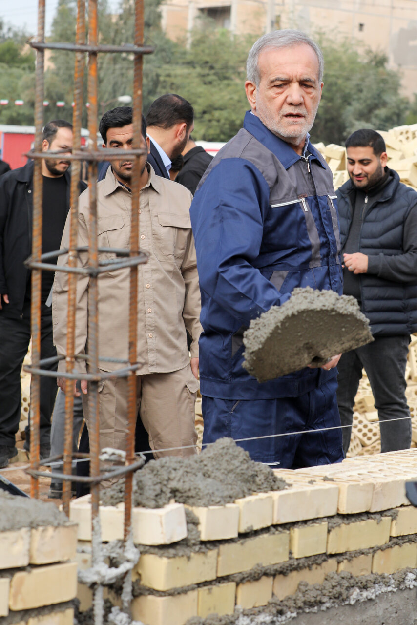 تصاویری از پزشکیان در لباس کارگری و ساخت یک مدرسه در اهواز/ رئیس جمهوری همراهانش را برای آجرچینی به خط کرد