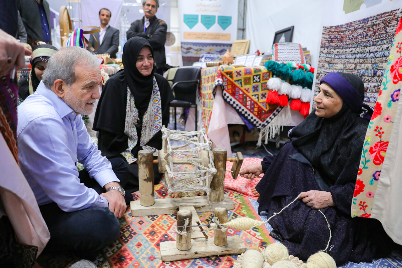 تصاویر متفاوتی از رئیس جمهوری در نمایشگاه «پیشگامان پیشرفت»/ پزشکیان کنار دوک نخ ریسی