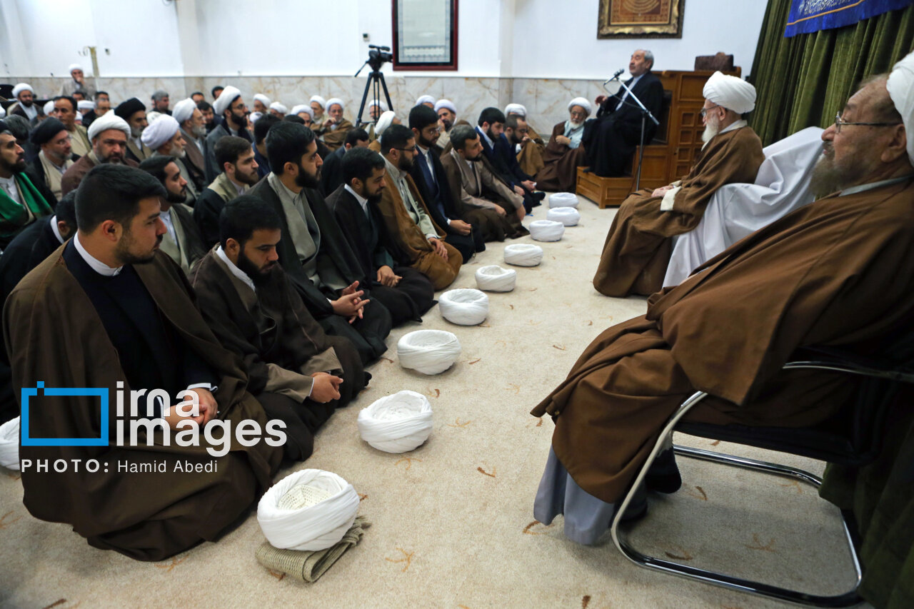 تصاویری از مراسم عمامه گذاری طلاب توسط دو مرجع تقلید