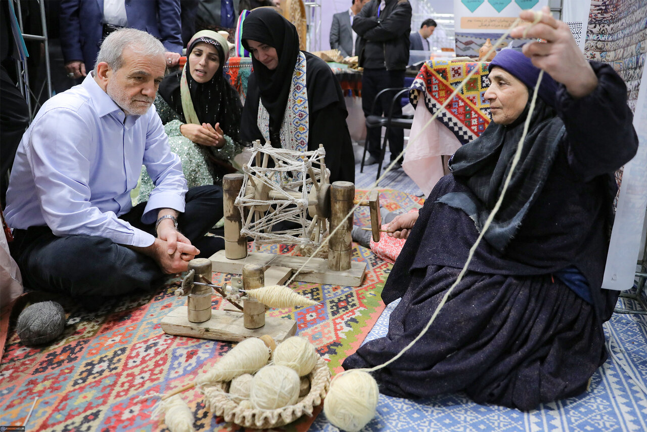 تصاویر متفاوتی از رئیس جمهوری در نمایشگاه «پیشگامان پیشرفت»/ پزشکیان کنار دوک نخ ریسی