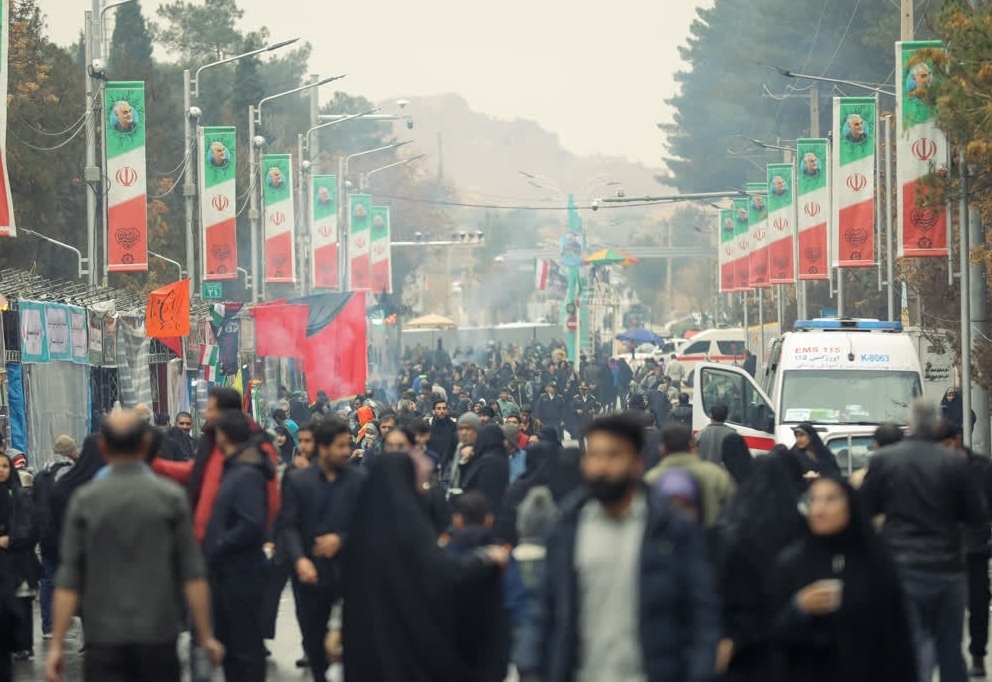 قصه عاشقی اینجا روایت می شود: کرمان به جهانی کوچک تبدیل شده است؛ زائران حاج قاسم از همه جا آمده‌اند