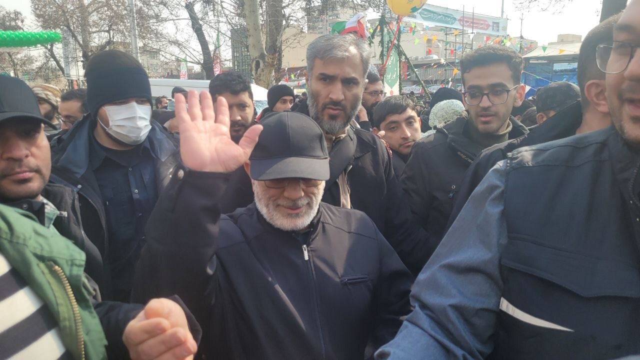 جشن ۴۶ سالگی انقلاب در خیابان‌های ایران/همه آمده بودند؛ از سردار قاآنی، ناطق نوری و روحانی تا فرزند رهبری/مذاکرات ایران و آمریکا بحث داغ سیاسی شد/جدول